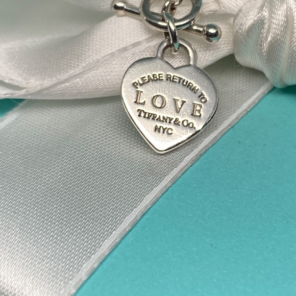 Return to Tiffany Blue Heart Tag Toggle Bracelet. - Picture 3 of 6